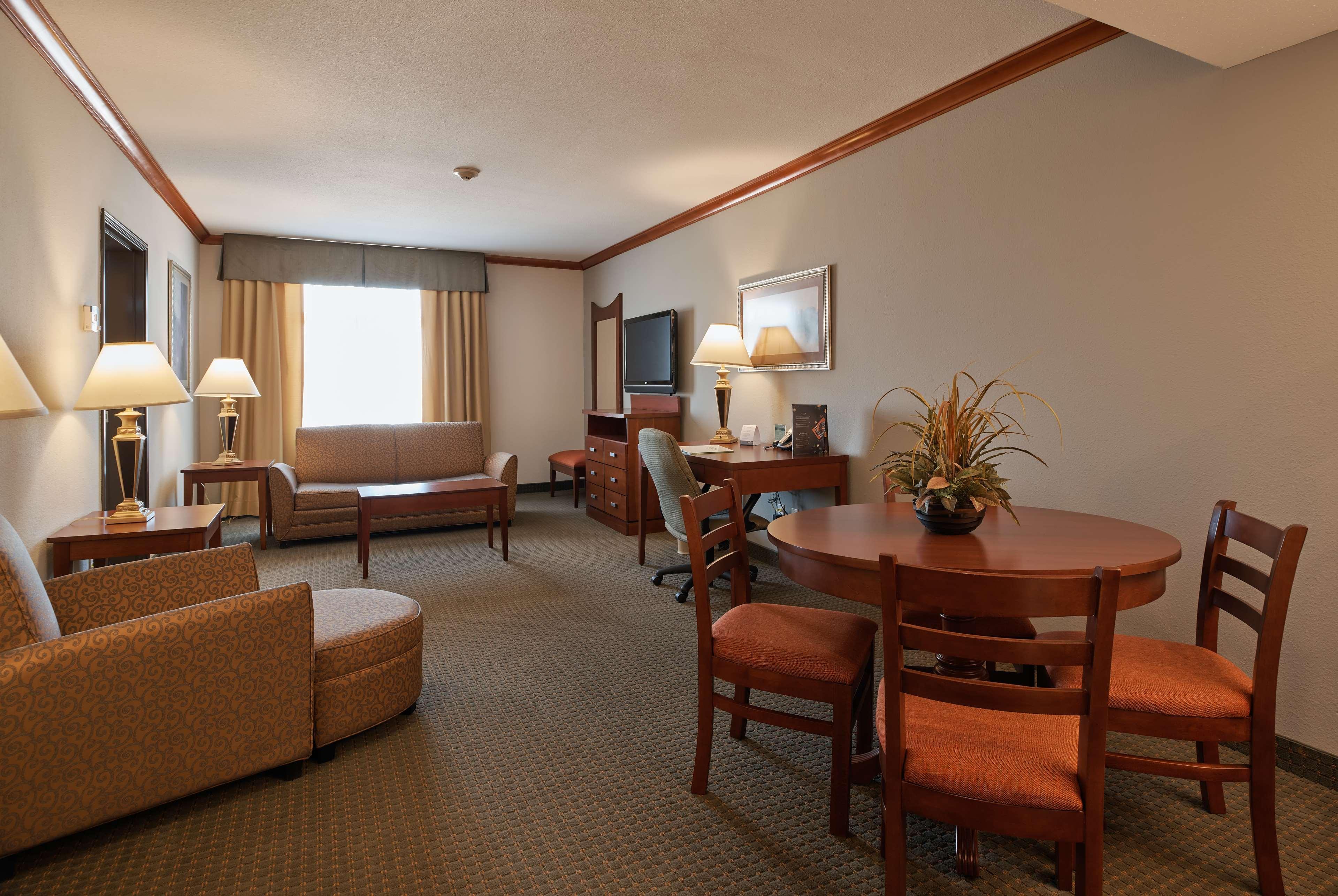 Wingate By Wyndham Chihuahua Hotel Exterior photo