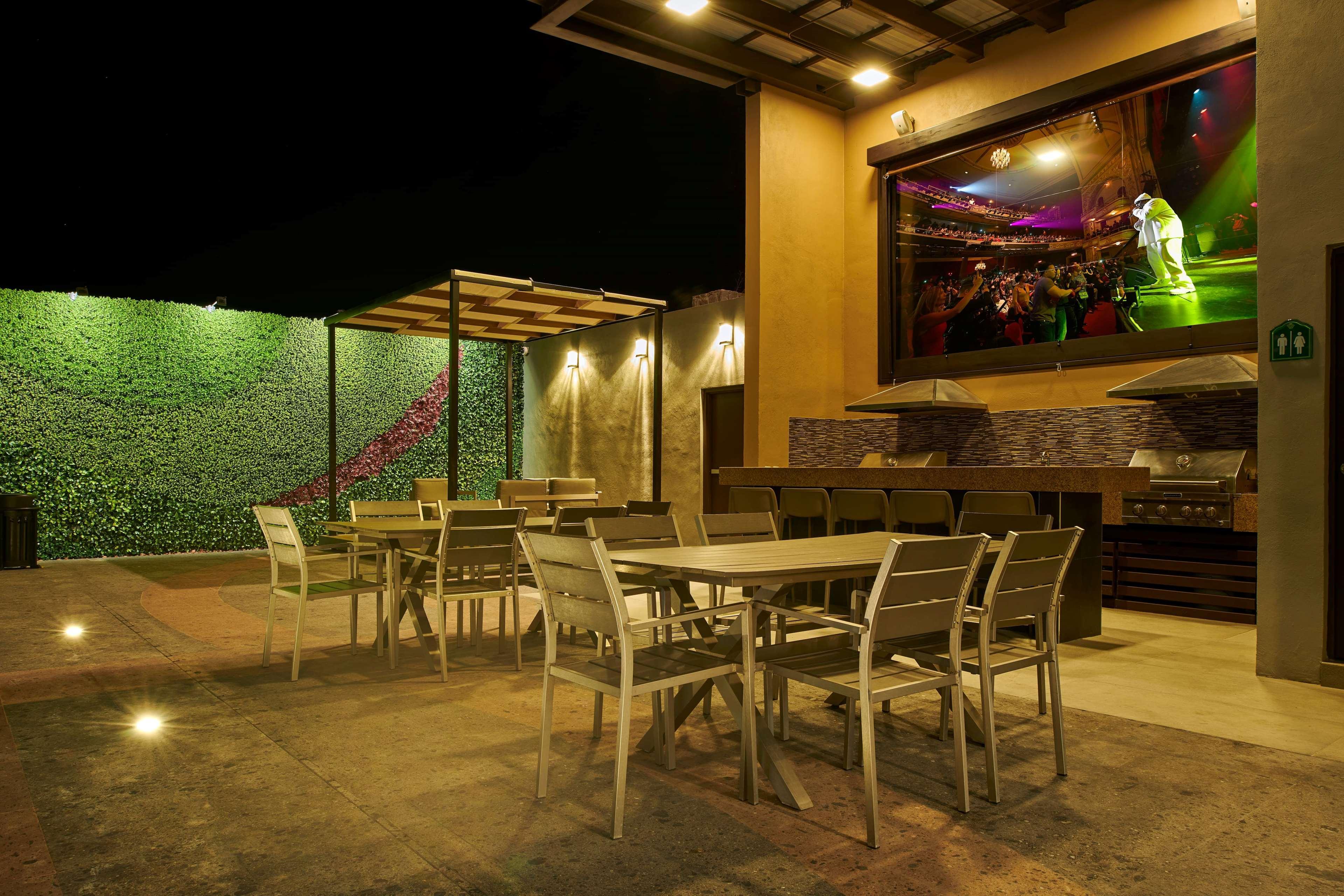 Wingate By Wyndham Chihuahua Hotel Exterior photo