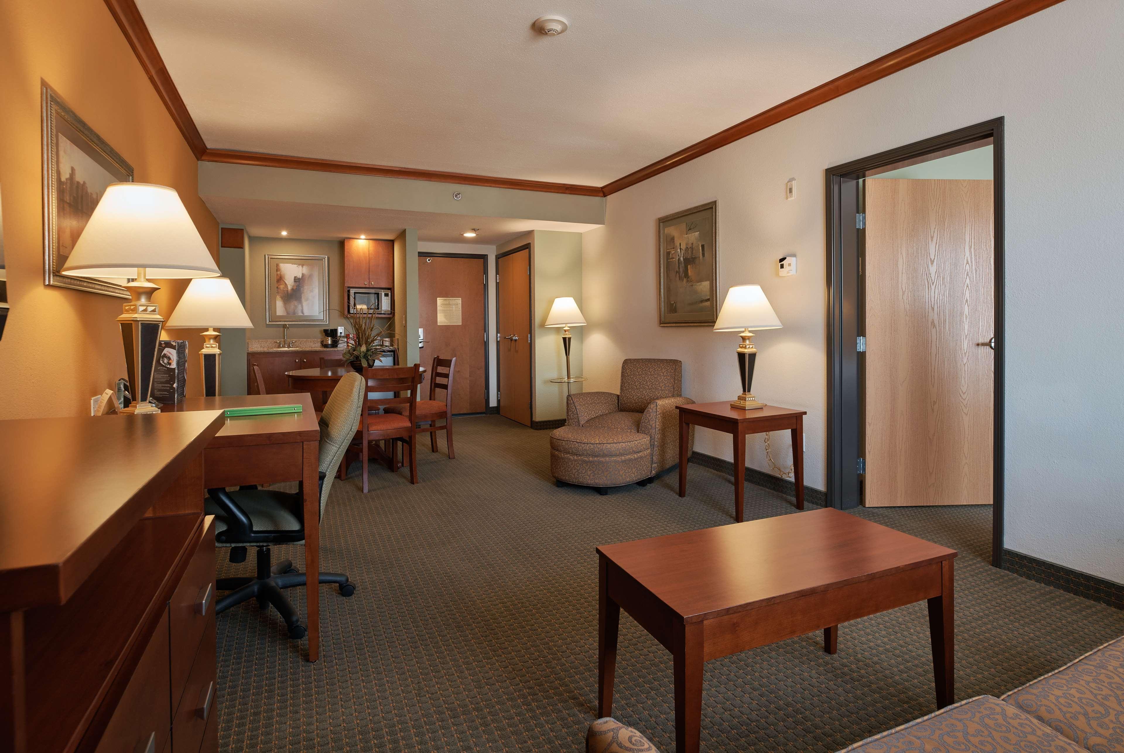 Wingate By Wyndham Chihuahua Hotel Exterior photo