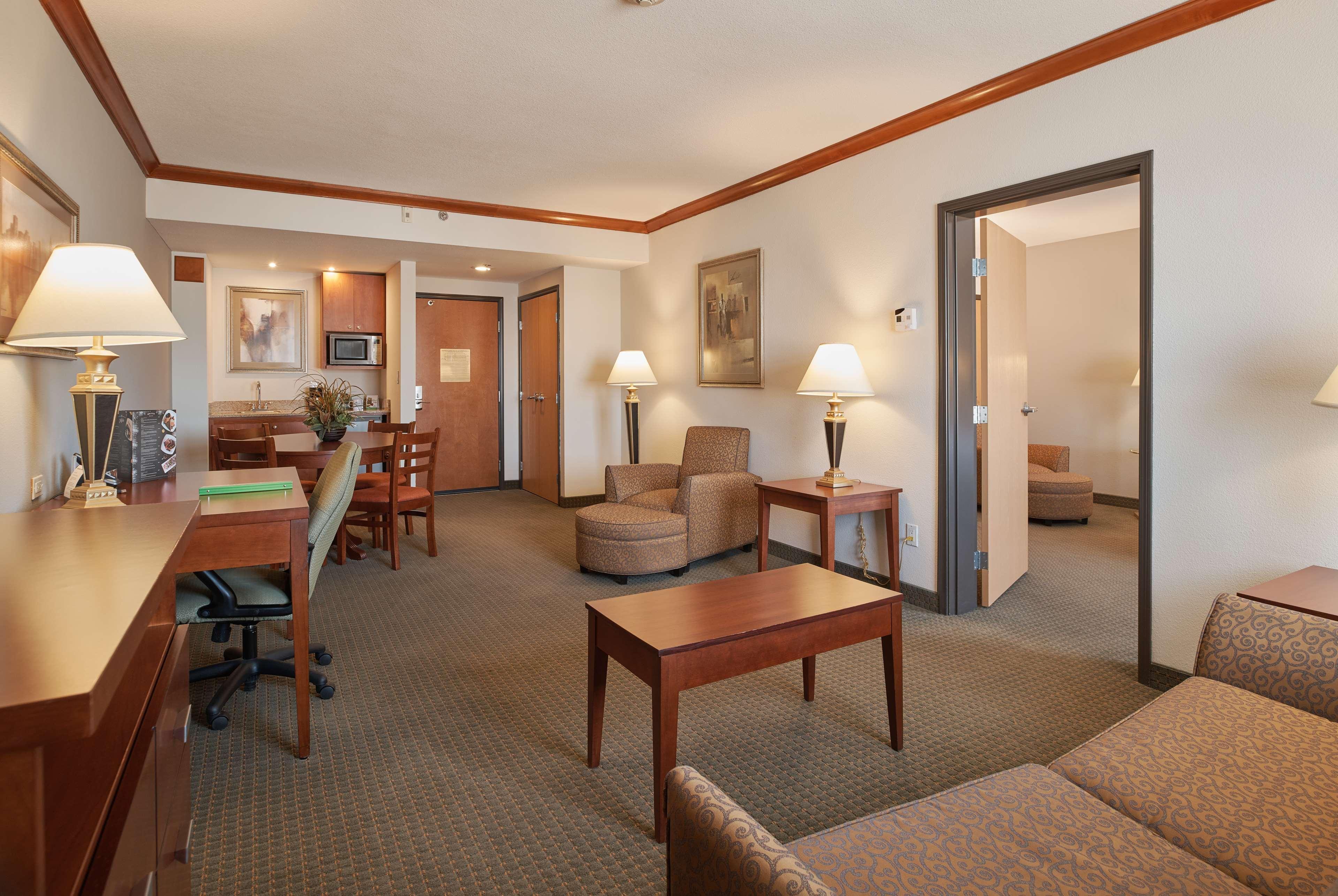 Wingate By Wyndham Chihuahua Hotel Exterior photo