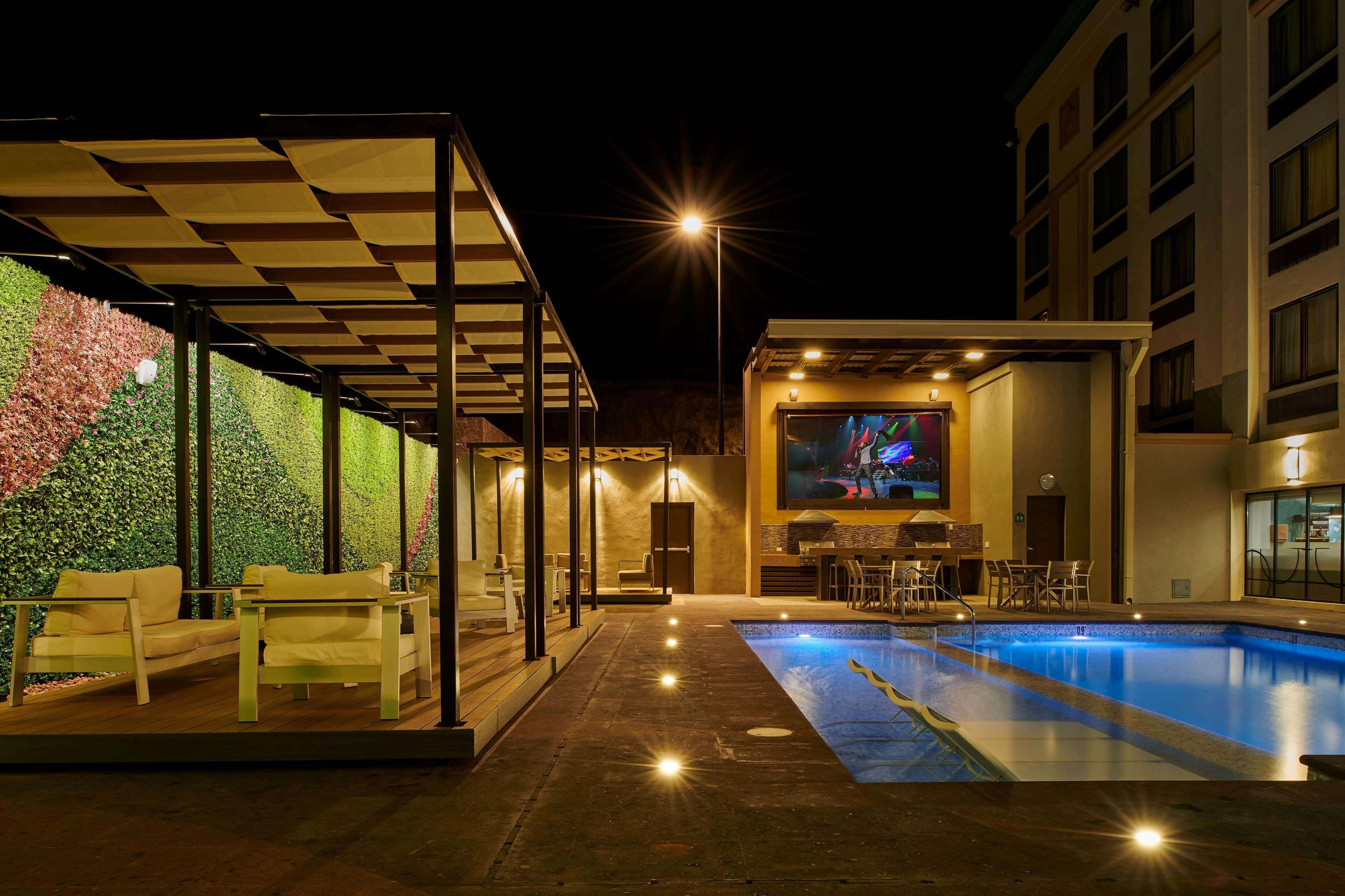 Wingate By Wyndham Chihuahua Hotel Exterior photo