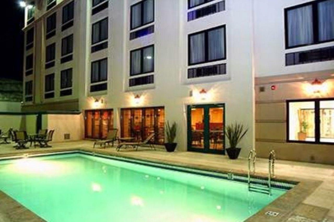 Wingate By Wyndham Chihuahua Hotel Exterior photo