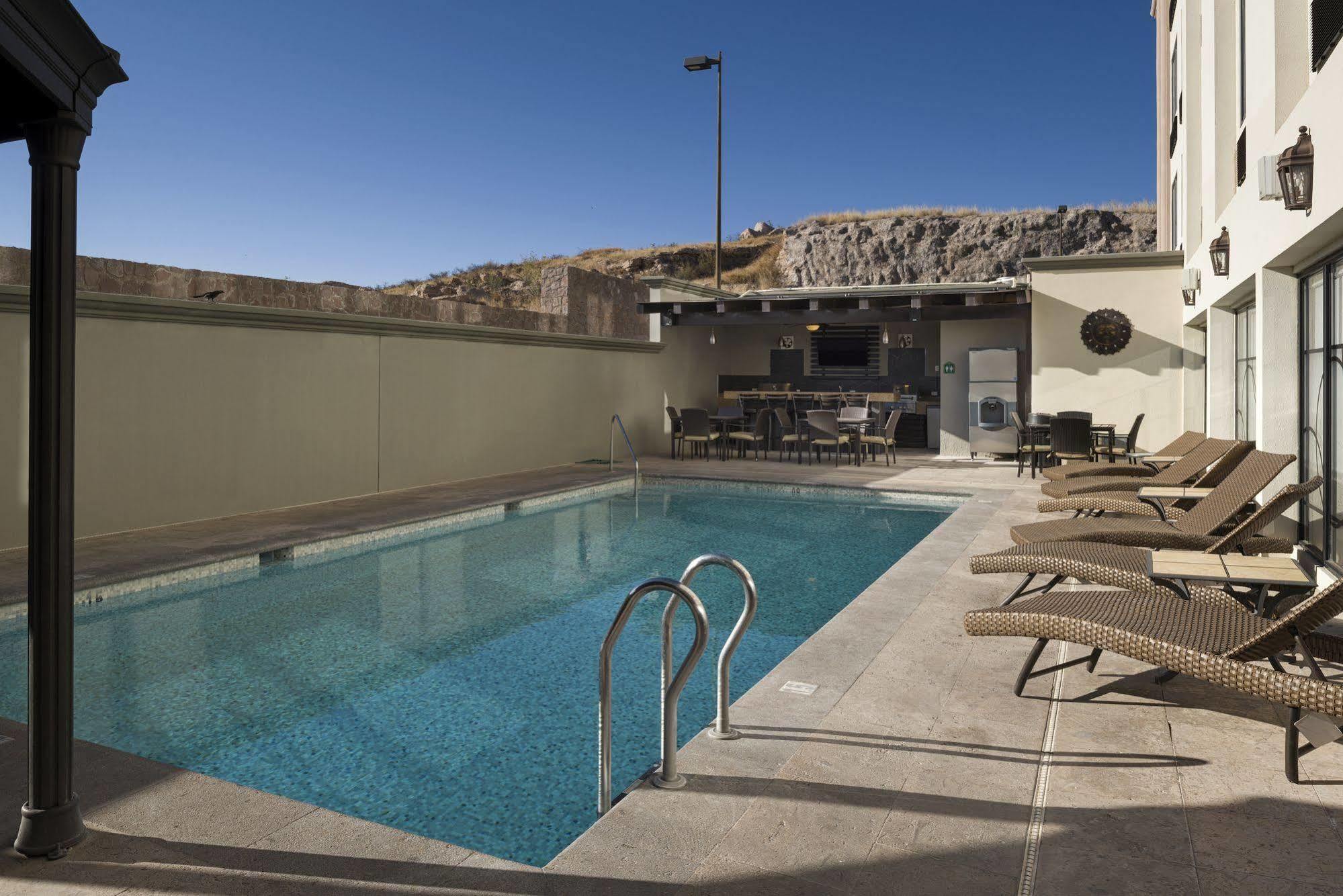Wingate By Wyndham Chihuahua Hotel Exterior photo
